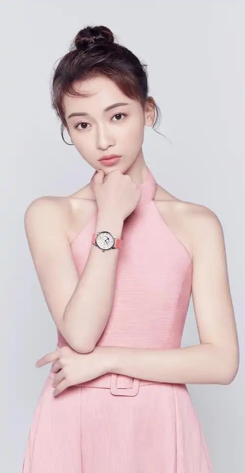 吴谨言品牌宣传美图,身穿一款粉色长裙优雅靓丽