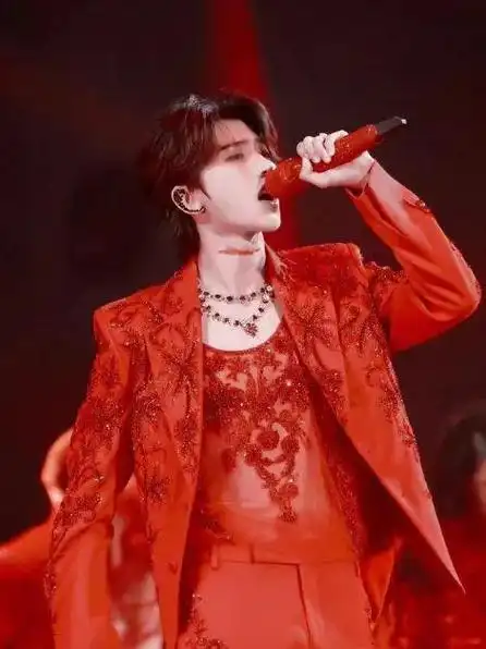 蔡徐坤新加坡演唱会引热议身穿红衣跳唱展现出满血复活状态