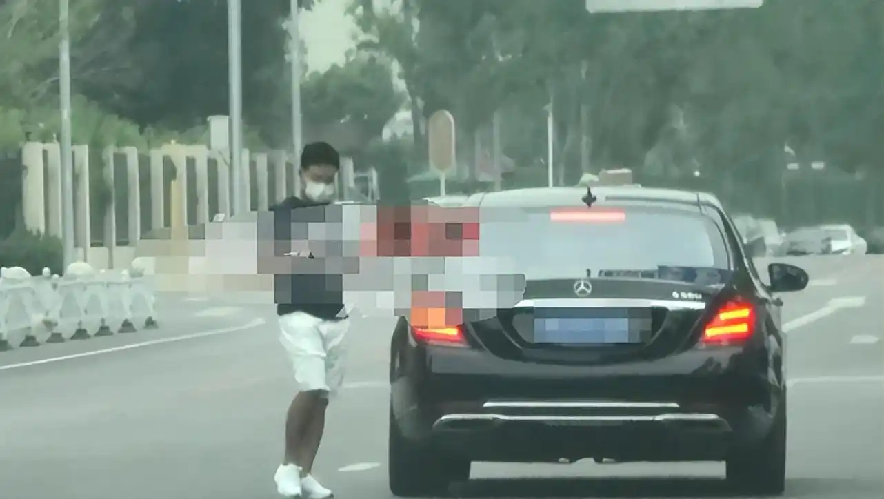 功夫小子释小龙带妻子看豪宅,娇妻紧随身边,外形条件不输女明星