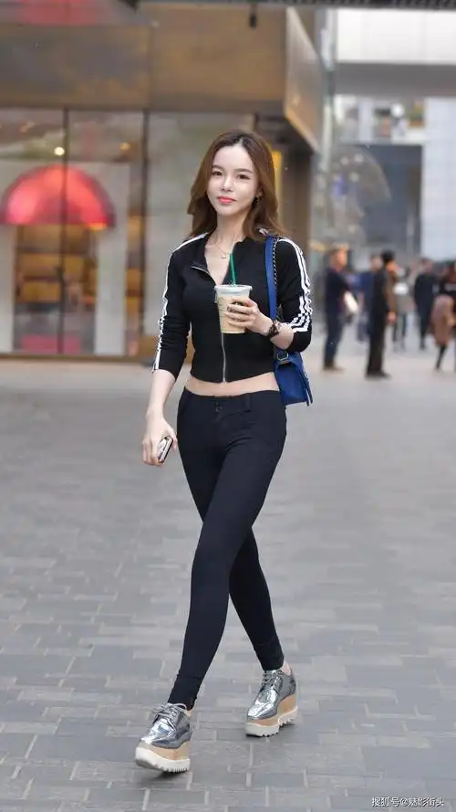 原创运动上衣加紧身裤搭配厚底运动鞋美女穿运动装显身材又有气质