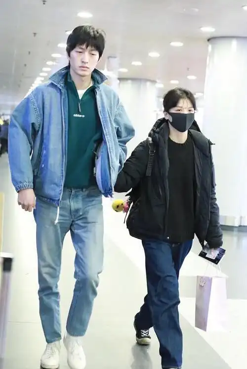 恋爱坐实!金大川和春夏机场大方牵手 甜蜜对视_网易订阅