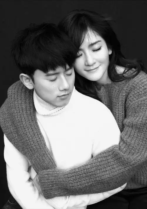 谢娜一家游乐园欢聚,露小蛮腰与张杰自拍,三个女儿遗传好基因_家庭_带