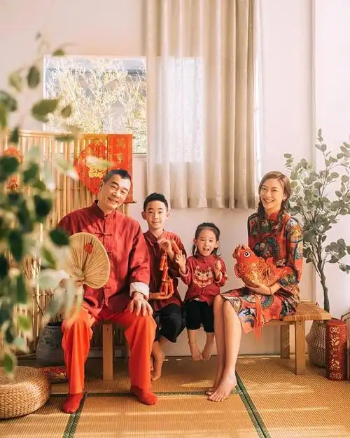 应采儿晒新年全家福,一家四口穿中式服装出镜,俩儿子互动太有爱