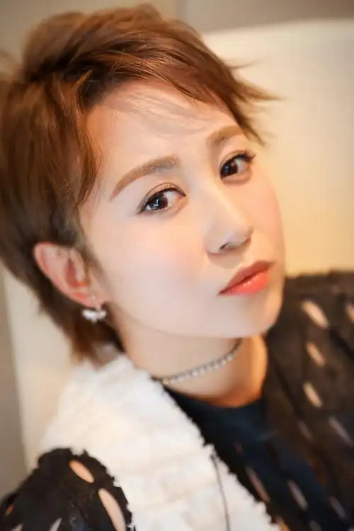 马丽温柔释放眼神杀 笑容明艳暖人