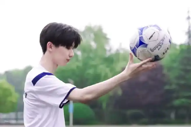 马嘉祺郑州47中宣传片#限定男高中生马嘉祺9615穿着校服漫步在