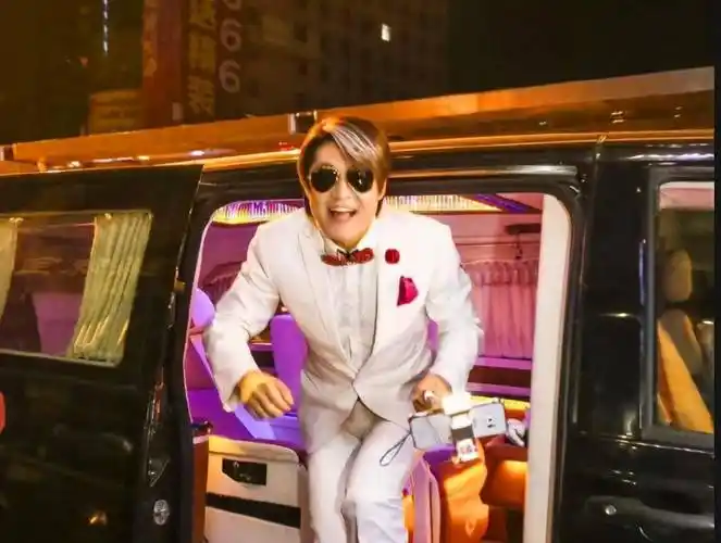 原创内地低配版周星驰上笑傲被冯小刚嫌弃后混到冯小刚都慕了