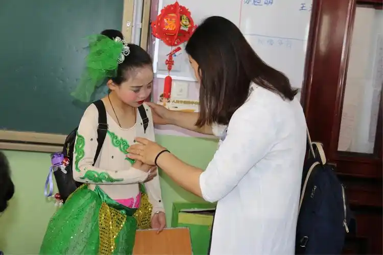 解一小学三四班六一演出幕后花絮