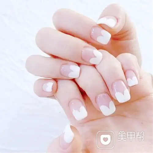 方圆形白色心形法式美甲图片