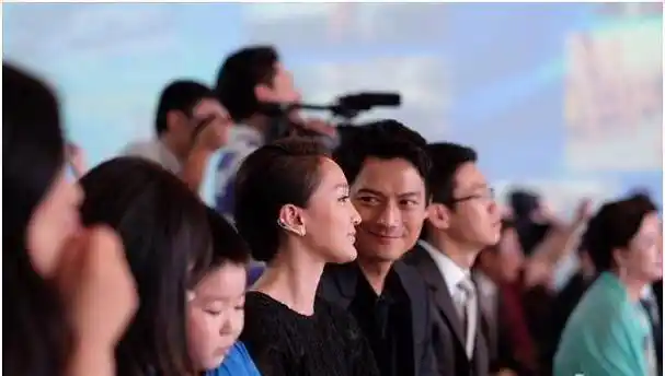 周迅结婚6年,和老公高圣远的互动,是怎么从多到少,从少到无?