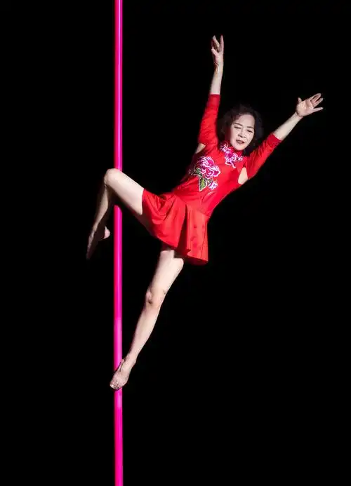 74岁钢管舞冠军火辣身材如少女,单身14年不与同龄人谈恋爱