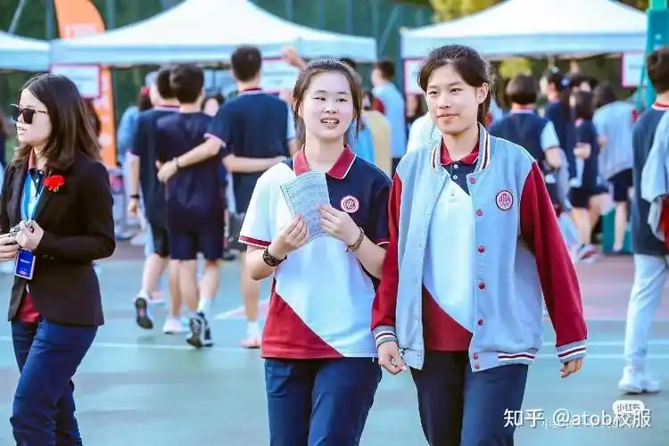 中国哪些中学有好看的校服? - 知乎
