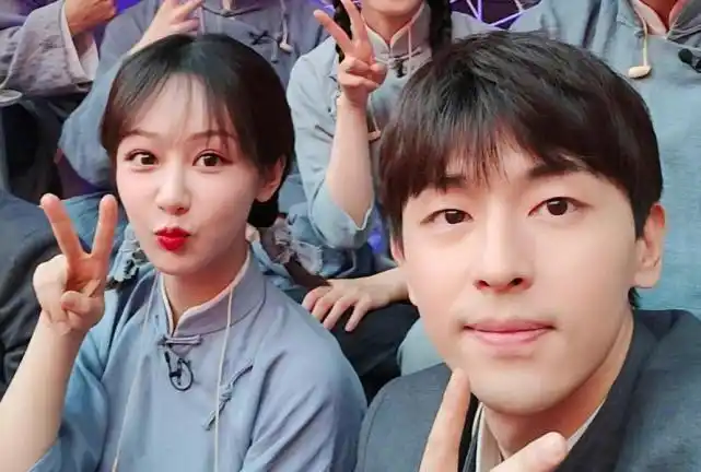 杨紫邓伦同框合照二人对镜比耶超甜我却在关注角落里的李现