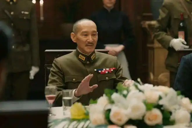 于和伟《大决战》:三个细节看出蒋介石的两面三刀,开篇就是王炸