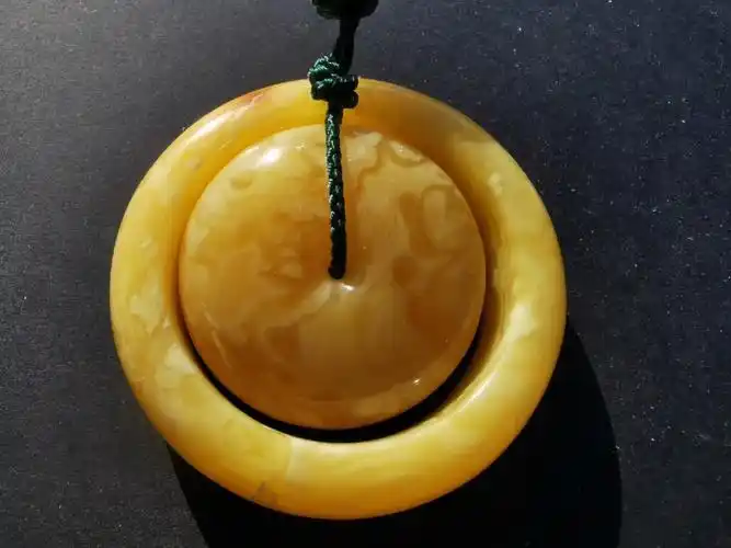 我的第一套蜜蜡手镯当年斥巨资购买现在估计骨折就可以买到但是有什么