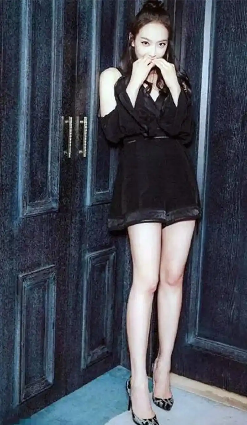 宋茜的坐姿绝了,穿裙子原来可以这样坐,网友:她是怎么做到的?