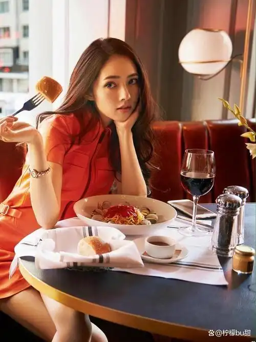 台湾女演员郭碧婷笑容甜美温暖温婉可人