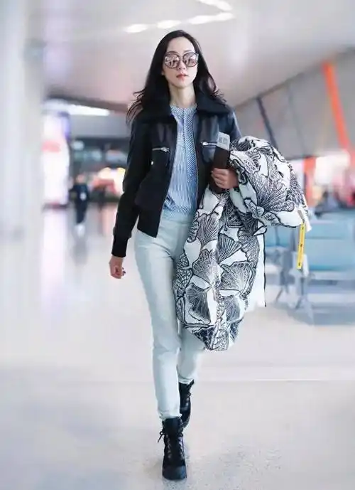 韩雪终于放开了,穿无袖风衣配露趾长靴,潮流感一般人学不来_衬衫_黑色