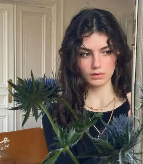 如果你是一位卷发爱好者,那这个充满贵气的法式卷发刘海一定不能错过.