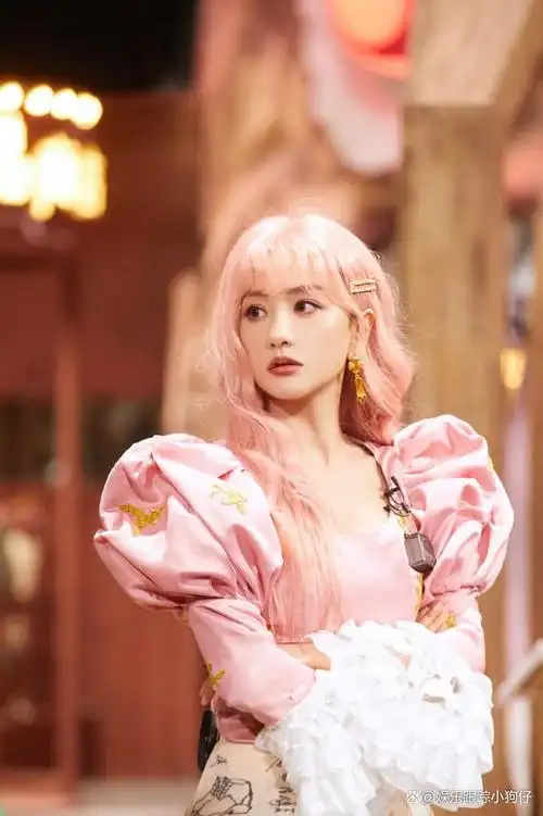 《大侦探8》第九案:杨蓉粉色造型像芭比娃娃,大张伟穿着像小丑