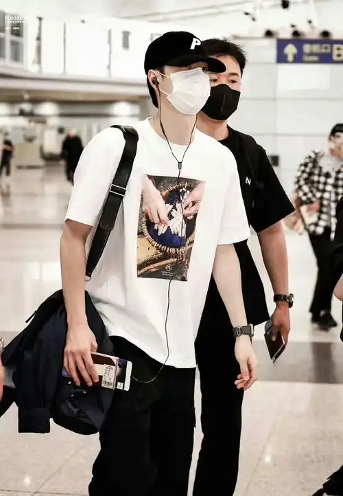 王一博今日机场图白t棒球帽戴着耳机……__财经头条