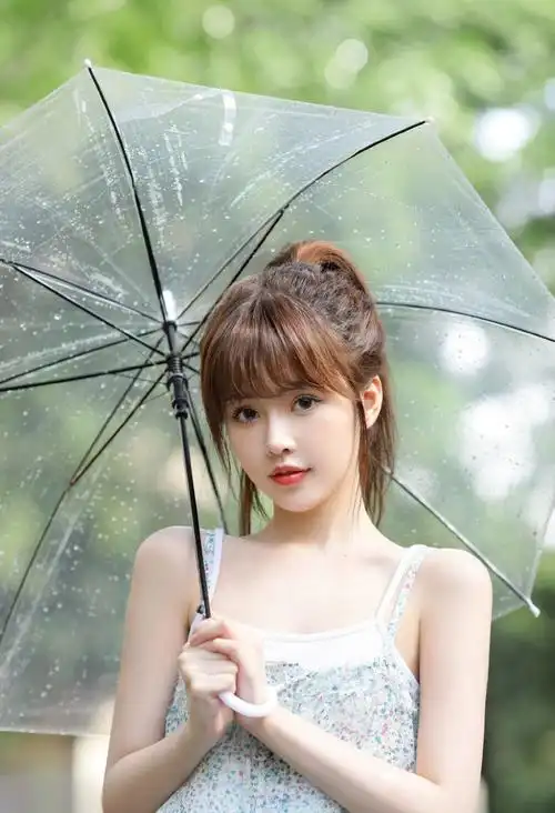 吊带美女萝莉齐刘海高马尾青春活力户外美女图片