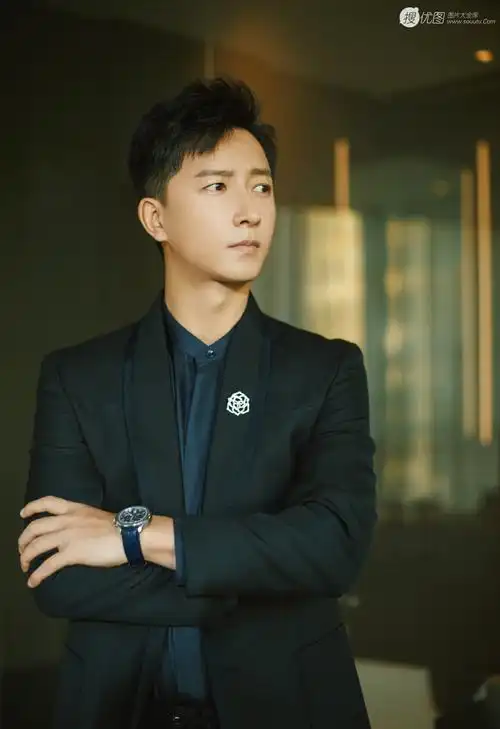 韩庚帅气亮相活动高清写真照,西装着身戴手表魅力十足 韩庚,男演员