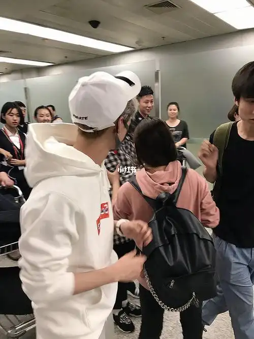 机场竟然偶遇了鹿晗