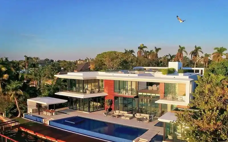 5亿海景别墅,现代轻奢风格,私家游艇码头,超大通透玻璃幕墙,无框泳池