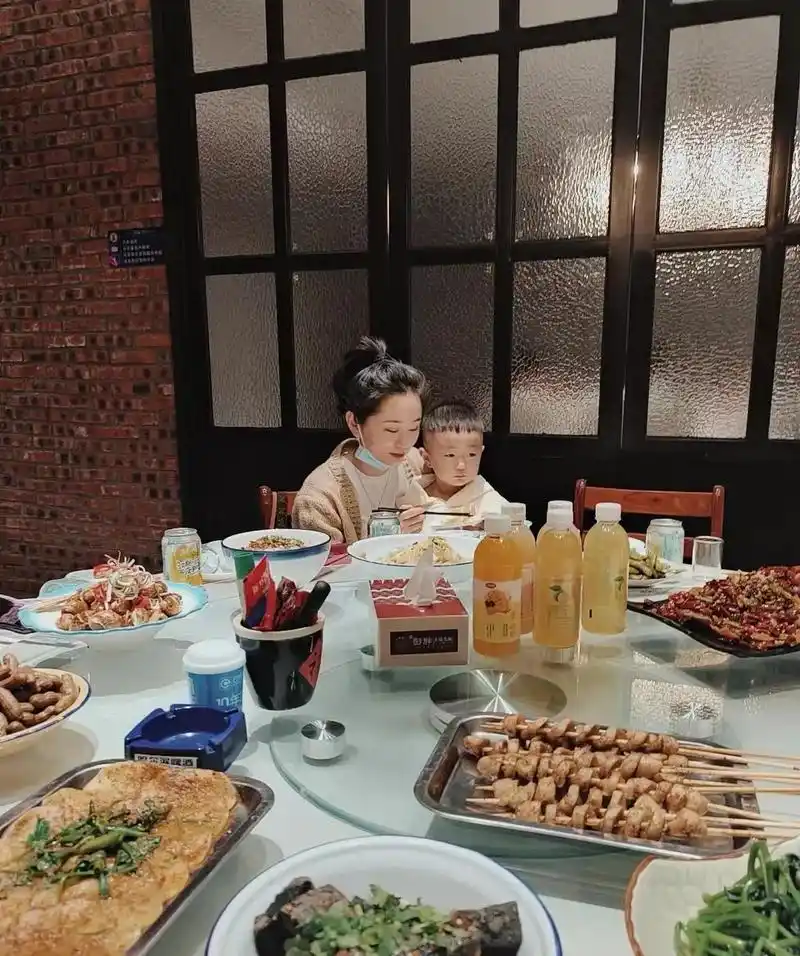 外甥过生日吃完饭发现忘了给外甥拍个帅帅的照片