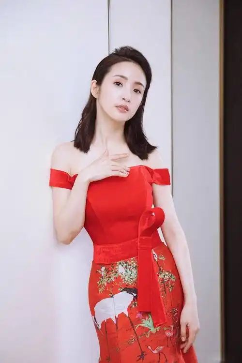 只可惜,从娱乐圈"团宠"变成了绯闻焦点,林依晨似乎对自己婚后生活中的