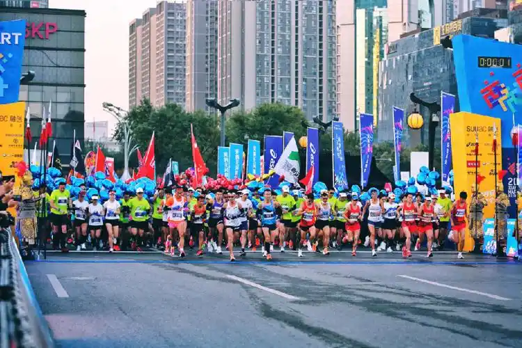 2020西安马拉松开跑瞬间.(八千摄)