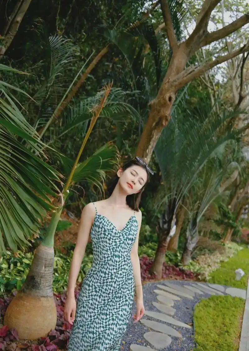 陈钰琪一袭绿色吊带长裙,清新甜美,温柔性感!
