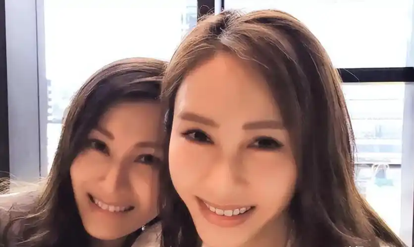 黎姿罕见晒与李嘉欣合照庆祝其生日快乐 两人息影多年依旧感情好_照片