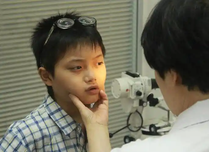 11岁男孩近视2200多度 不知亲妈长啥样