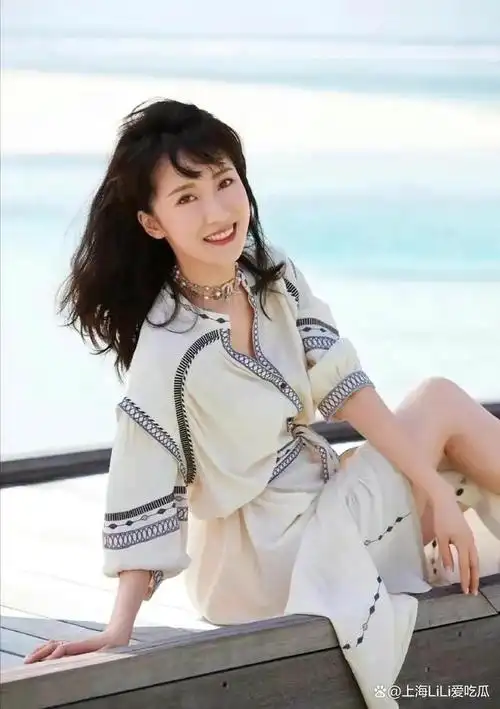 2月20日,极少露面的李念,突然在网上晒出自己的孕肚照,并配文:我们的