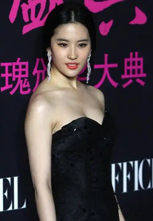 原创刘亦菲虽然是仙女但也喜欢穿野猫装黑色抹胸配蕾丝还挺造作