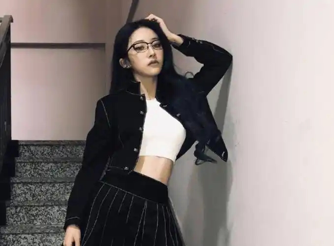 the9两大美女最新大片释出,喻言造型酷飒御姐风,我却更关注许佳琪