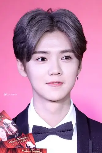 [鹿晗][分享]180107 那年今日 鹿晗中分亮相蜡像揭幕 与"另一个我"嗨