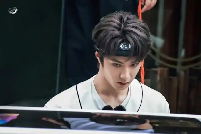 刘耀文发带造型上班饭拍