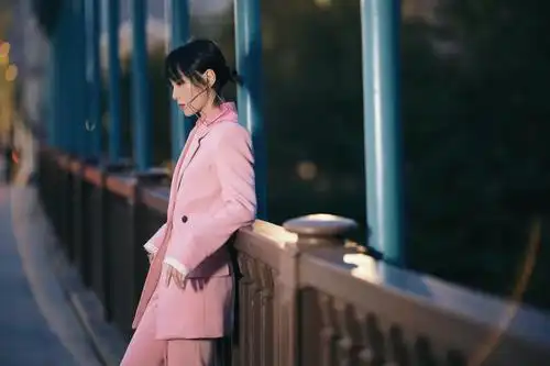 周笔畅亮相《在一起》晚会 首唱新歌《聚光》致敬抗疫英雄