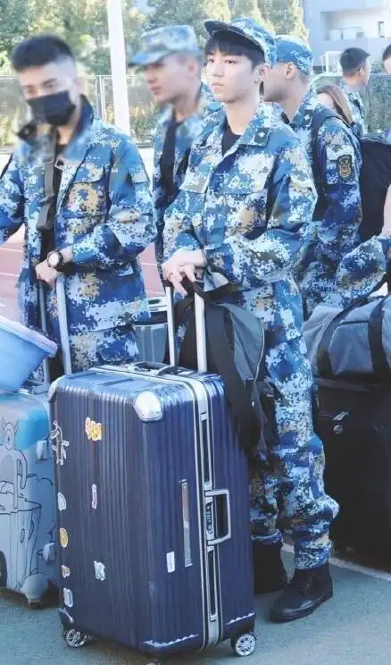 组图:王俊凯军训照曝光 一身迷彩军装表情认真严肃