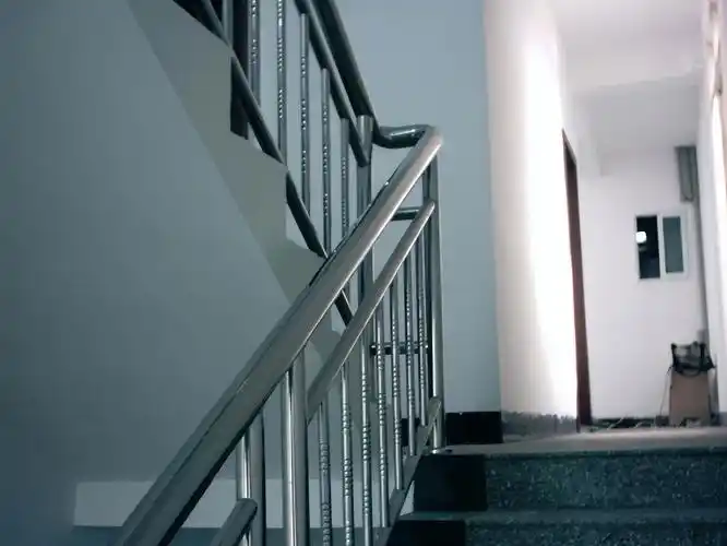 2mm.不锈钢楼梯扶手的管材建议用304不锈钢,当