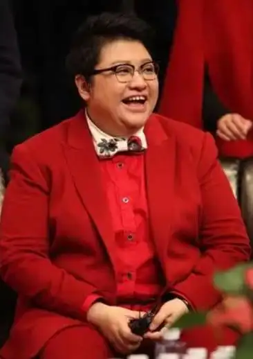 韩红怎么了?暴瘦,缺多颗牙,眼睛肿胀,戴廉价手表,让人不敢认