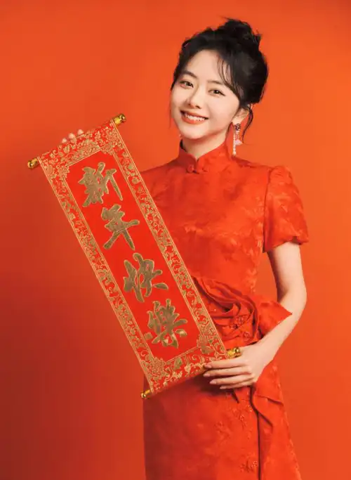 谭松韵晒美照送新春祝福,穿搭喜庆难掩好身材,笑容甜美似初恋_瞬间