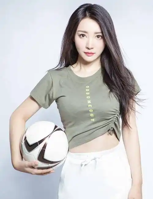 柳岩:人生被"时尚"耽误,41岁已经单身3年的她怎么了?_父母_广东_感情