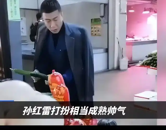 被曝光的孙红雷,精神抖擞,打扮更是成熟帅气,身穿深蓝色定制西装,外披