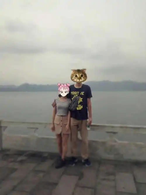 情侣间,25cm的身高差是什么感觉?(男高女低)