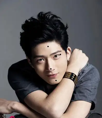 如果一个男人鼻翼饱满,鼻头丰厚,在鼻头还长有一颗醒目的黑痣的话