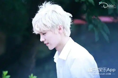 其实要说最早染白发的明星非韩庚莫属了!