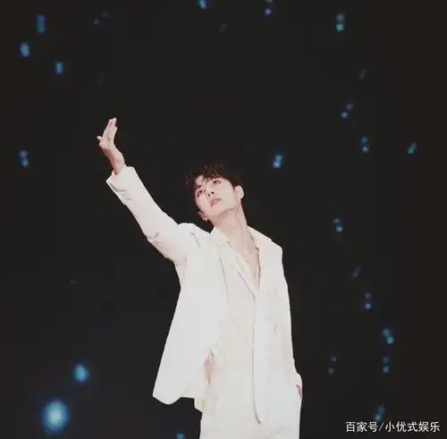 王一博双十一舞台跳舞性感魅惑诱人,一个让直播间暂停卖货的男人